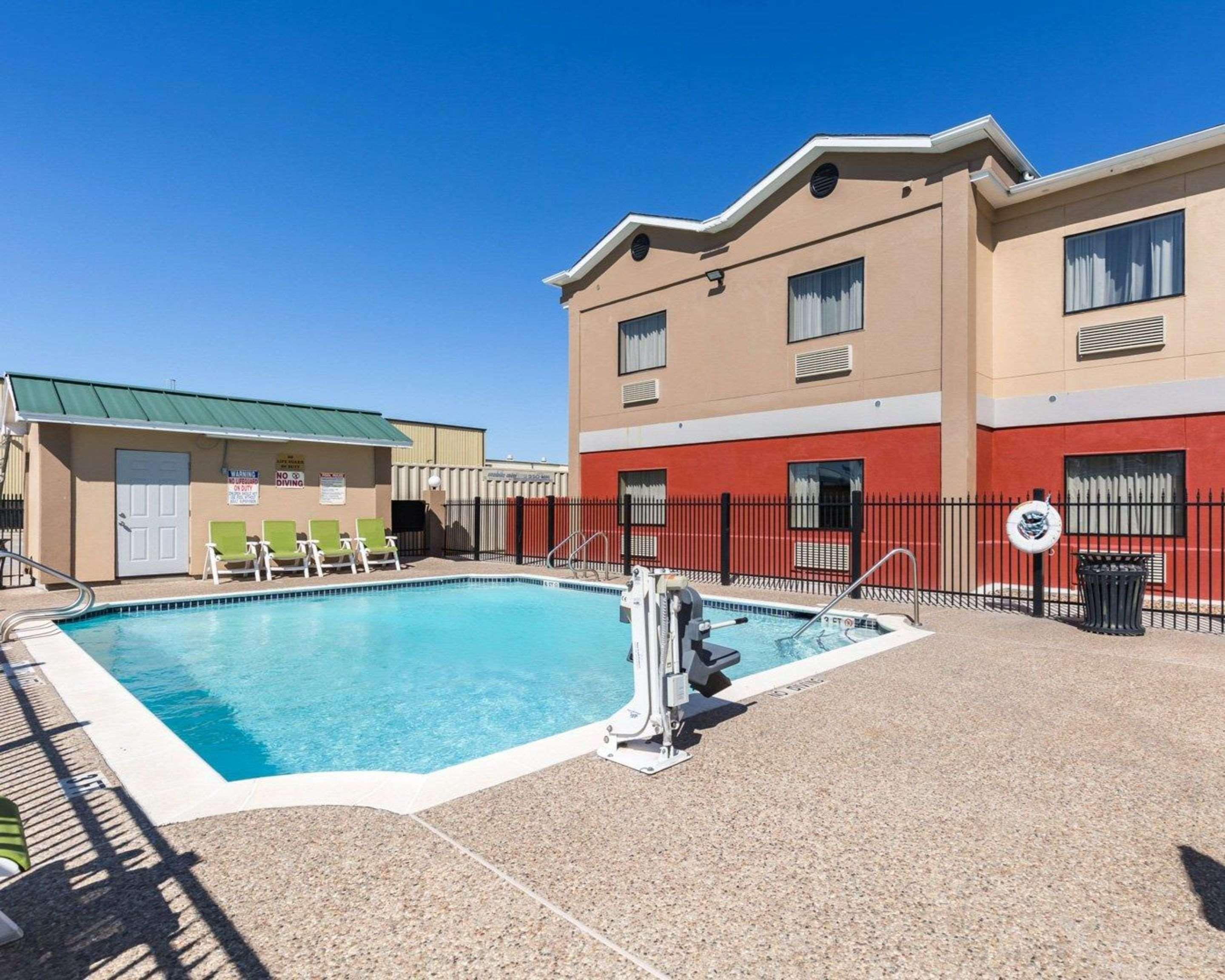 Econo Lodge Inn & Suites East Houston I-10 Exterior photo