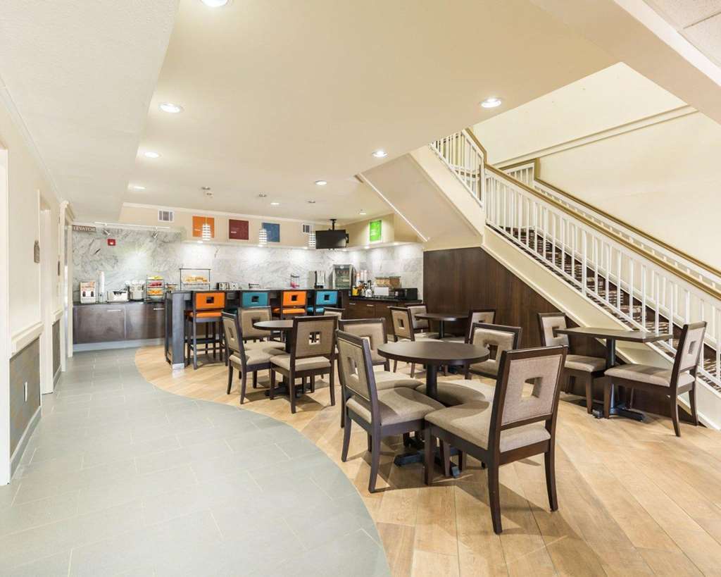 Econo Lodge Inn & Suites East Houston I-10 Restaurant photo