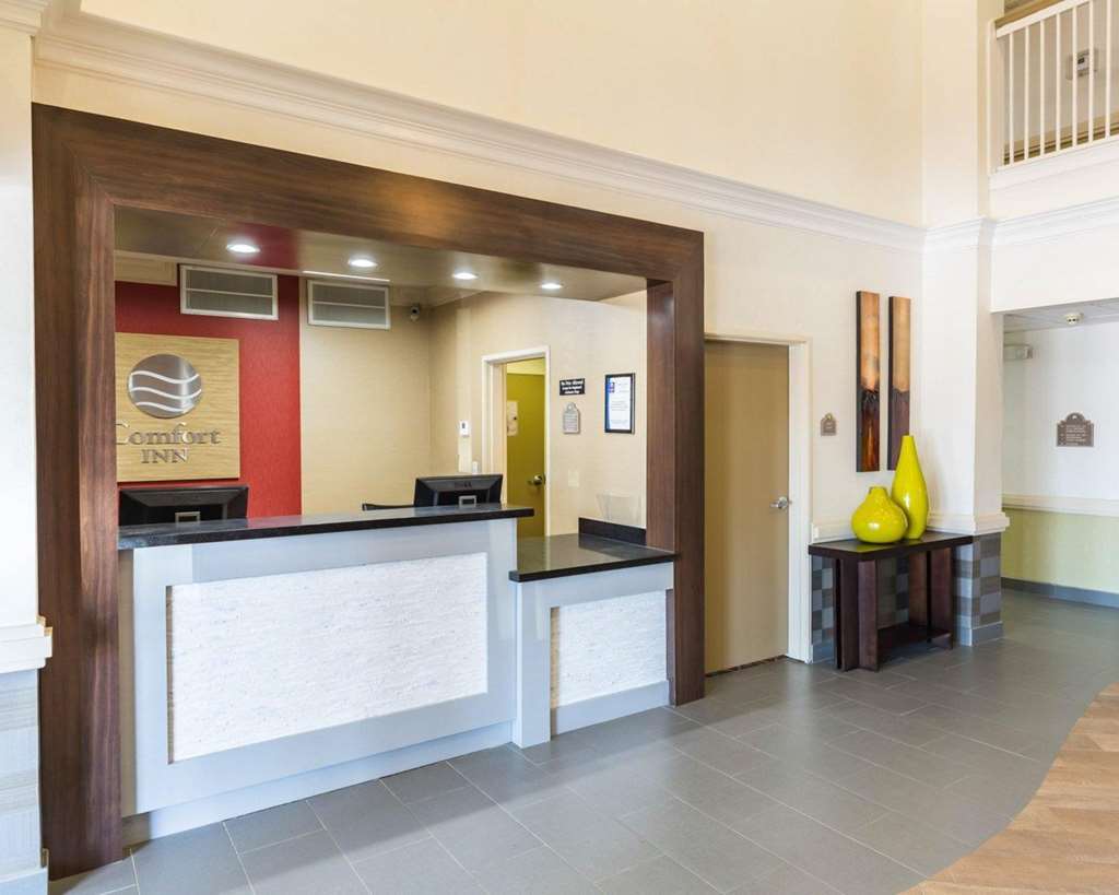 Econo Lodge Inn & Suites East Houston I-10 Interior photo